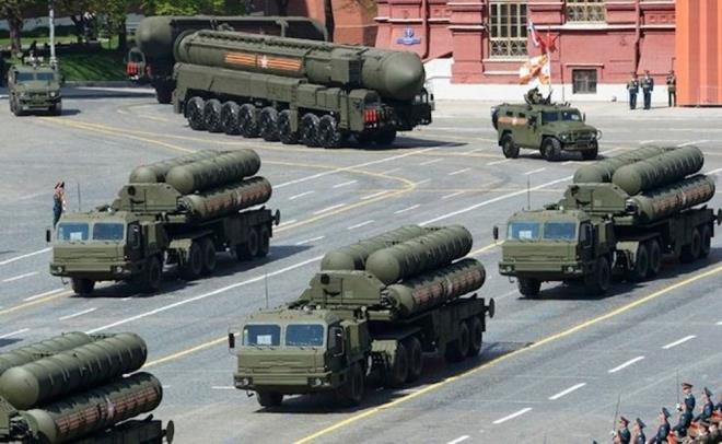 Savunma dergilerinin ortak yaynnda sorular yantlayan Demir, "S-400'de kurulum sreci devam ediyor ve belirli sistemler devreye alnd.<br>    Tedarik anlamasna eitim, bakm, idame ve teknik destek gibi kalemler dhil olsa da Rus personel S-400 bataryalarna istedii gibi  ulaamayacak. Bu konu krmz izgimiz. Sistemlere dokunan, i yapan taraflar Trk firmalar ve Trk Hava Kuvvetleri olacak&#8221; dedi.