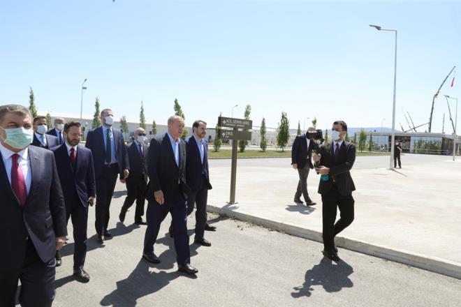 Erdoan'a Hazine ve Maliye Bakan Berat Albayrak, letiim Bakan Fahrettin Altun, Cumhurbakanl Szcs brahim Kaln da elik etti.