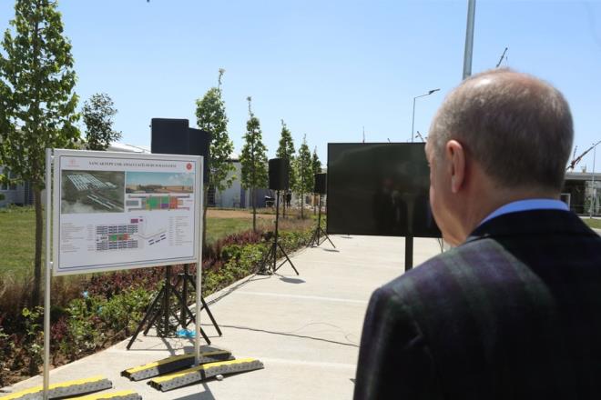 Cumhurbakan Recep Tayyip Erdoan, yeni tip corona virs (Covid-19) salgnyla mcadele kapsamnda Sancaktepe ve Atatrk Havaliman'nda yapm devam eden hastanelerde incelemelerde bulundu.