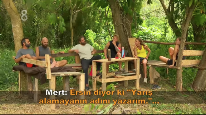 Survivor'da dl oyununu kazanan gnlller geceyi orman evinde geirdi. Yarmaclar akam yemeinde ise kocaman bir steak, baharatl elma dilimli patates, ilekli ikolatal  katl pasta yediler.