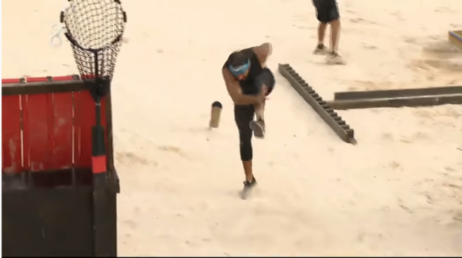 Yasin oyun srasnda Evrim'e syledii szlerle Acun Ilcal'y da kzdryor. Daha nce Yasin'i kadnlara kar kibar olma konusunda uyaran Acun Ilcal, "Yasin oyundan k git. Hala baryorsun. Hemen k git" szleriyle Yasin'i oyundan kovuyor.