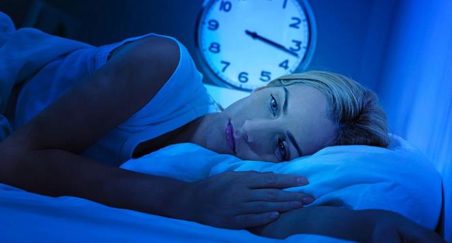 Koronavirs srecinin de devam ettii ramazanda uyku saatlerindeki sapma, sal nasl etkiler?  <br>  "Yaklak 50 gndr koronavirs nedeniyle evlerdeyiz. Evde bulunduumuz bu dnemde, uzunca bir sre televizyon seyretmek, bilgisayar ve cep telefonu gibi teknolojik aletlerle vakit geirmeyi tercih eden kiilerde, bu aletlerin yaratt k etkisi nedeniyle uyku saatleri gecenin ilerleyen saatlerine doru kayma gsterdi. Ramazann gelmesiyle de sahura kalkmaktansa sahuru bekleyerek uyumay tercih edenlerin says hi de az deil. Oysa ki baklmzn gl olmasn istediimiz bu dnemde, kendi vcut ritmimize uymayan bir uyku ritmine bedeni zorlamak, beraberinde hem metabolik olarak hem de baklk sistemimizin zayflamas anlamnda skntlar da beraberinde getirebilir.