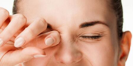 Koruyucu gzlk kullann, gz ovalamadan kann  <br>  Alerjik konjonktivitten korunmann yollarna da deinen Dr. Hacaaolu &#8220;Tm alerjik hastalklarda olduu gibi alerjik konjonktivit tedavisinde de etkenin uzaklatrlmas ve alerjen maruziyetinin azaltlmas tedavide en nemli basamaktr. Gne  maruziyetinin azaltlmas iin gne gzl kullanlmas, gnein en dik geldii saatlerde dar klmamas, apka ve maske taklmas nemli koruyucu nlemler arasndadr. zellikle mevsimsel alerjide polenlerin youn olduu dnemlerde, evde ve arabalarda pencerelerin kapal tutulmas nemlidir. Klimalarn youn olarak kullanld ev ve i yerlerinde filtrelerin temizlii mutlaka yaplmaldr. Ayrca vernal konjonktivitler bata olmak zere tm alerjik konjonktivitlerde gz kamaya dikkat edilmelidir. Uzun sreli gz ovalamann kornea tabakasnn incelmesine sebep olan keratokonus hastalna yol aabilecei unutulmamaldr.&#8221; diye konutu.