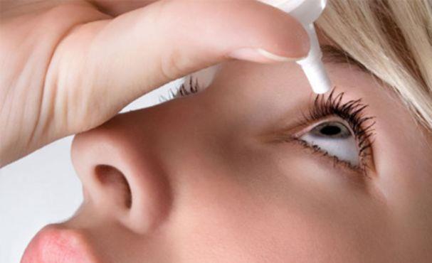 Kortizonlu damlalar ancak hekim gzetiminde kullanlabilir<br>    Hastaln medikal tedavisinde standart bir protokoln bulunmadna deinen Hacaaolu, u bilgileri paylat: &#8220;Alerjinin iddetine ve semptomlarna ynelik tedaviler dzenlenmektedir. Suni gzya kullanm ve antihistaminik damlalar sklkla medikal tedavinin ilk basaman oluturmaktadr. Bu ilalarn yetersiz kald durumlarda ise mast hcre stabilizatrleri, nonsteroid antienflamatuvar damlalar, kortikosteroidler ve immnmodlatr damlalar kullanlabilmektedir. zellikle kortikosteroid ieren damlalar mutlaka bir gz hastalklar uzman kontrolnde kullanlmal, gz ii basncn arttrabilecekleri ve uzun vadede gz tansiyonuna (glokoma) ve krle yol aabilecekleri unutulmamaldr.&#8221;