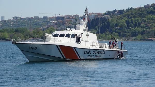 Denize dtkten sonra mucizevi bir ekilde hayatta kalan kii, yzmeye balad.