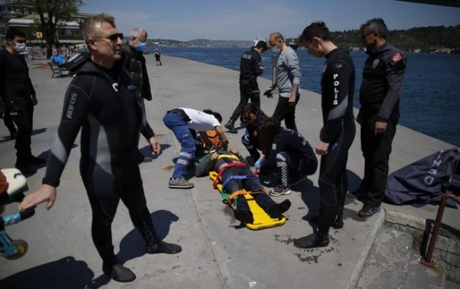 STANBUL Fatih Sultan Mehmet Kprs'ne gelen bir erkek, kprnn demir korkuluklarna karak kendini denize brakt.