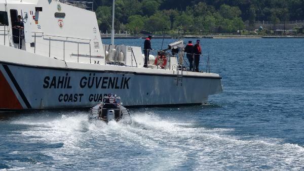 O srada eitim dalnda olan Deniz ube Mdrl dalg polisleri, yorularak su stnde rpnan kiiyi bota alarak kurtard.