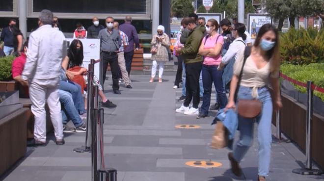 &#8220;PANTOLON ALMAYA GELDM AMA OU MAAZA KAPALI"  <br>  AVM'ye girenlerden bazlar alverilerini yaparken, az sayda maazann ak olmas nedeniyle alveriini yapamayanlar da oldu. Sandra Maden, "ocuun ayakkabs kalmam onu alacam, aramba gn dar karabilmek iin ayakkab gerekiyor. Almas frsat deil ama aresizlikten geldik" dedi.