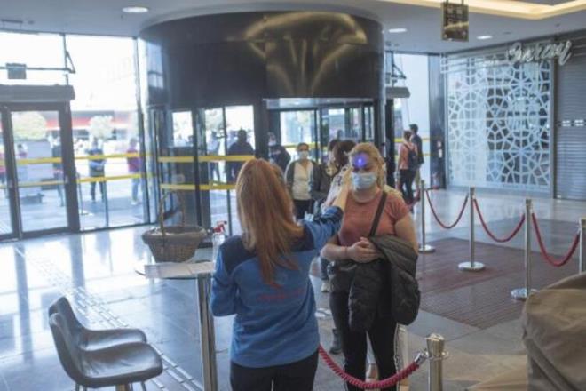 eri girmek iin yaklak 1 saat kuyrukta bekleyen Serhat Durmu, "Alverie geldik ama bo geldik. Darda insanlar o kadar kuyruk bekliyor, aslnda btn maazalarn kapal olduklarn bilseler bence bouna beklemeyecekler. Bizim iimize yaramad. Aanlar temizlik yapp kapatyorlar. Kyafet almaya geldim, pantolon almaya geldim ama ou maaza kapal" eklinde konutu.