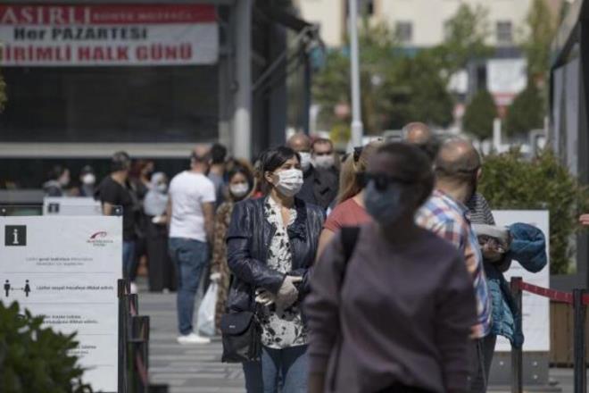 Saat 11.00'da kaplarn almasyla mteriler ieriye alnd. eriye girmek isteyen herkesin tek tek atei lld, maskesi olmayanlara maske datld. AVM nne ise younluk yaanmamas iin bant ekilerek gelenlerin sraya girmesi saland. Aln zerinde 2 saat gemesine ramen ise kapdaki kuyruun devam ettii grld. 220 maazann olduu AVM'de ise 40 maazann ak olduu renildi.