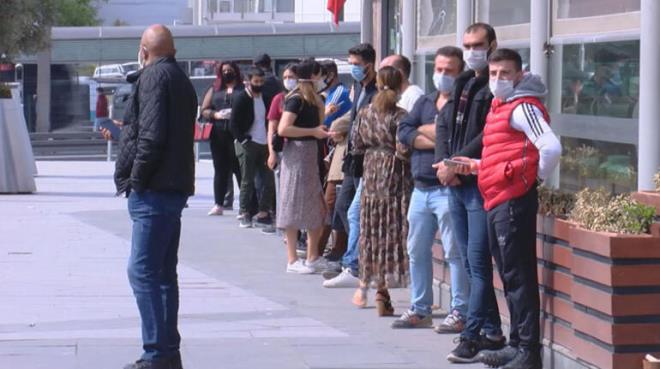 "GRNEN O K HTYALAR BRKM"  <br>  AVM Ynetim Direktr Semet Yola Canlel, hazrlklarn ve kapda oluan kuyruu deerlendirerek, &#8220;Genelgede yazan nlemleri aldk hatta daha fazlasn bile aldk. Sosyal mesafeyi belirleyen stikerlarmz yerletirdik. Bilgilendirme panolarmz astk, anons sistemimizden 10 dakikada bir uyar anonslarmz yapyoruz, el dezenfektanlarmz bir ok yere yerletirdik. Darda kuyruk ynetimi yapyoruz. Ziyaretilerimizi belirli bir sosyal mesafe halinde kapda ate lerek ieri alyoruz. Btn bunlar yapyoruz ama ziyaretilerimizden de duyarllk bekliyoruz.