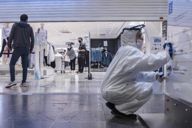 Bir noktadan sonra herkes kendi sosyal mesafesinin korumak, maskesini takmak zorunda. Bunu hatrlatmaya devam ediyoruz. Alveri merkezimizde 220 maaza var u anda 40 tanesi ak. Maazalarmzda yava yava hazrlklarn tamamlyor, bizde hibir ekilde zorlama yok, hazrln tamamlayan ayor. Tahminimce 1 Haziran itibariyle youn bir ekilde allar gereklemi olur diye dnyorum. Grnen o ki ihtiyalar birikmi. Benim sadece uyarabileceim ihtiyac olan herkes iin biz burada az, ama kendini iyi hissetmeyenler ltfen evde kalmaya devam etsin. htiyac olanlar da gelsinler" diye konutu.