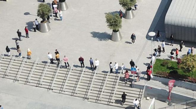 Esenyurt'ta bulunan bir AVM'ye girmek isteyenler sabah saat 10.00'da gelerek uzun kuyruklar oluturdu. Baz vatandalar AVM nndeki banklarda oturarak al bekledi. Kuyruktakilerin maske taktklar grlrken, baz vatandalarn ise sosyal mesafe kuralna uymamas dikkat ekti.