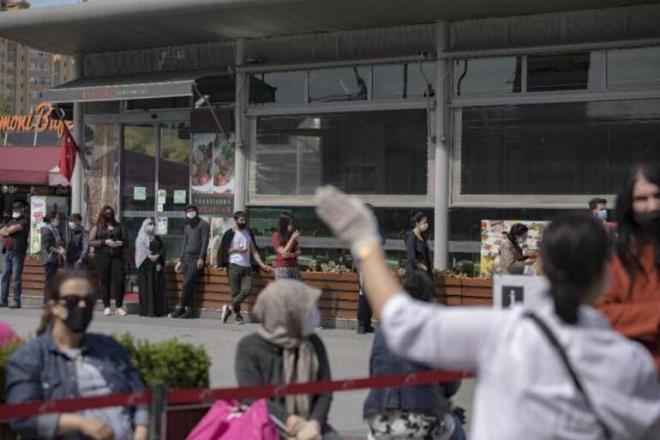 "KRLER OLSUN AVM'LER AILDI"    <br>Alveri yapan Havin Kara ise, "Bayadr evde alveri yapmyorduk. krler olsun AVM'ler ald. Skldk evde. Kendime kyafet aldm" diye konutu.