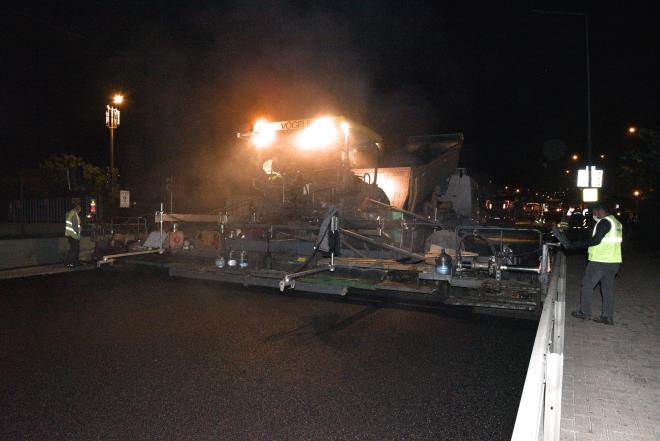 Zamanla yar  <br>    Normal artlarda trafii kesip, alma yapmann mmkn olmad, etap etap yaplmas halinde ise belki bir hafta 10 gn srecek almalar trafiin olumsuz etkilenmemesi iin 2 gne sdrmak iin ekipler adeta zamanla yaryor. i Bayram ile birlikte sokaa kma kstlamasnn 3 gn bulduu getiimiz hafta, Bursa trafiinin adeta atar damar olan Merinos - Acemler gidi istikametindeki asfalt yenileme almasn tamamlayan Bykehir Belediyesi, bu hafta sonu da geli istikameti iin hummal bir alma balatt. Yasan balad ilk anda sahaya inen ekipler, gece gndz demeden aralksz bir alma temposuyla geli istikametindeki almalar da byk lde tamamlad.