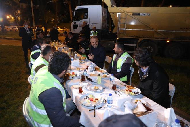 Bursallarn ulam konforunu artrmak iin youn bir mesai harcadklarn dile getiren Bakan Akta, &#8220;Ksa vadede planlamada olmamasna ramen 4 - 5 haftadan beri uygulanan sokaa kma yasaklarnda etkin bir ekilde alyoruz. Bu caddeler 7/24 yaayan caddeler. Tabi bu caddelerde trafii durdurarak bu almay yapsaydk inann gnler deil, aylar alrd. Hem insanmz zahmet eker hem de iin kalitesi iyi olmazd. Bu manada 7/24 alan arkadalarmz Bursa&#8217;mzn ana aksn oluturan gzergahlarda byk fedakarlk ortaya koydular. Ben hepsine teekkr ediyorum&#8221; dedi.