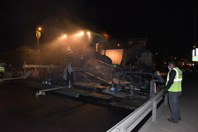 ileri Bakanl&#8217;nn 30 Bykehir ve Zonguldak&#8217; kapsayan illerde 11 Nisan'dan itibaren hafta sonlar uygulad sokaa kma yasaklarn tarihi bir frsata dntren Bykehir Belediyesi, normal zamanda trafik yk nedeniyle mdahale etmenin mmkn olmad tm ana arterlerde balatt asfaltlama almalarn kesintisiz srdryor. Son 5 hafta sonunda Mudanya yolu bata olmak zere, T1, T3 tramvay hatlar, Setba, Yeil, Gkdere, 11 Eyll Bulvar Samanl Kprl Kava ile Vakf Kava aras ve Merinos - Acemler arasnda yaklak 50 bin ton asfalt kaplama almas gerekletirildi.
