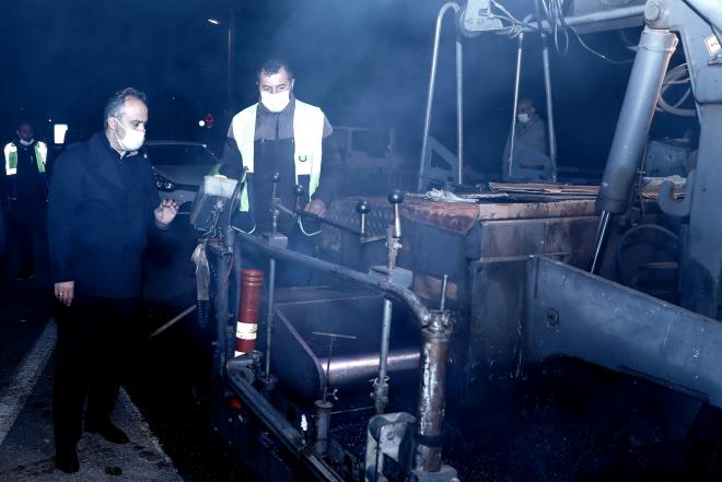 Korona virs salgnnn yaylmn nlemek iin dezenfeksiyon almalar bata olmak zere salgndan etkilenen vatandalara scak yemek, erzak ve pazar ihtiyalarnn temini noktasnda youn bir aba harcayan Bykehir Belediyesi, dier taraftan da salgn frsata dntrp, yllardr bakm yaplamayan ana caddeleri yenilemeye devam ediyor.