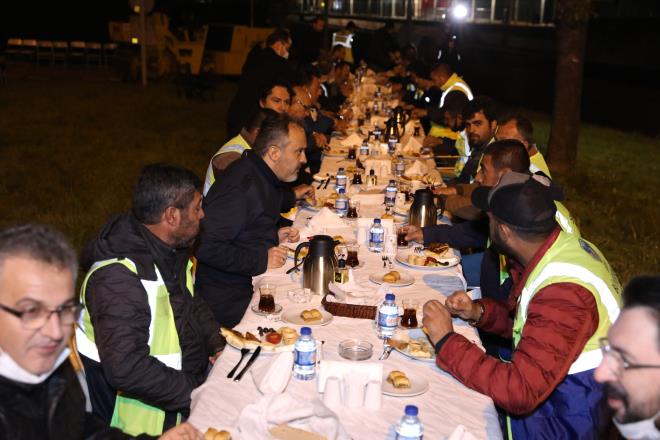 ilerle yol kenarnda sahur  <br>  Bursa Bykehir Belediye Bakan Alinur Akta, Acemler Merinos geli istikametinde kesintisiz devam eden almalar sahur vakti yerinde inceledi. almalar hakknda bilgi alan Bakan Akta, yol kenarnda hazrlanan sahur sofrasnda iilerle bir araya geldi. ilerle sohbet eden Bakan Akta, sahur yemeini de iilerle yedi.