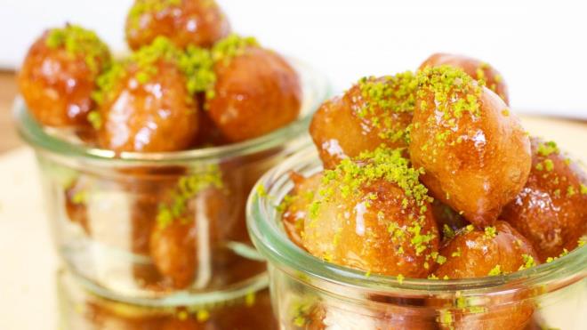 zerini stre film ile kapladktan sonra mayalanmas iin 30 dakika kadar bekletin. Ayiek yan derin bir tavada kzdrn. Mayalanp, kabaran hamuru son bir kez kartrn.