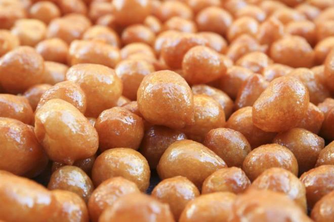 Tatlnn bir lokmalk hamurlarn hazrlamak iin; unu kartrma kabna aln. Orta ksmn an. Kuru maya ve toz ekeri orta ksmna aktarn.