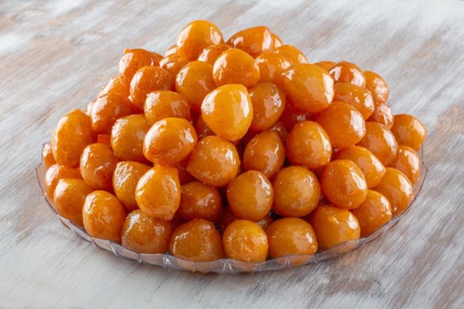 Hamurlarn iyice kzarmas nemli. Bu arada kevgir ile hamur paralarn evirmeyi ihmal etmeyin. Tamamen kzaran hamurlar kevgirle iyice szerek soumaya braktmz erbetin iine atn.  ki dakika kadar erbetin iinde tutup sonra bir servis tabana dizin. Tm hamur bitene kadar bu ileme devam edin. Afiyet olsun.