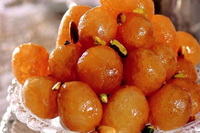 Kenarlarda kalan unun zerine tuzu erpitirin. Maya ve toz ekeri, lk su ile slatarak yumuatn. Hamuru, orta ksmdan kenar ksmlara doru kartrarak yourmaya balayn. Kvam alan hamuru ayr bir kaba aln.