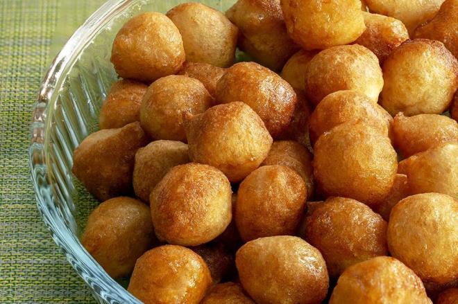 Toz eker ve suyu derin bir tencereye aktarn. Aralarda kartrarak, orta atete koyu bir kvam alana kadar kaynatn.