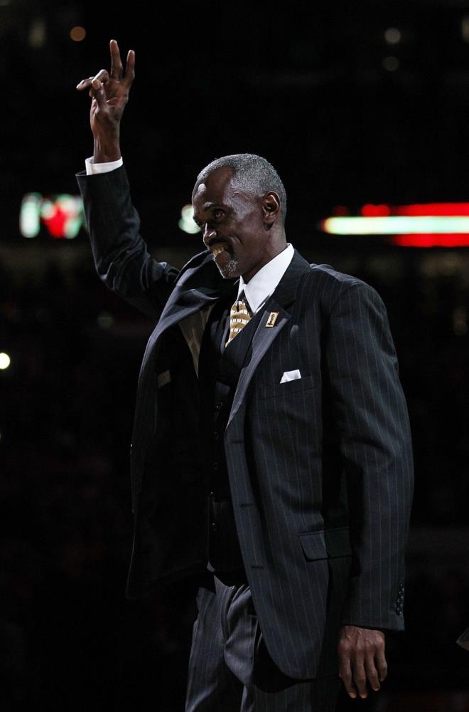 Takm arkadalnn aile olmak gibi olduunu belirten eski basketbolcu, &#8220;Jordan otel odasnda yaptmz partide bizi grdn sylyor. Seneler nce yaananlar bu plaklyla ortaya dkmek etik deil. Bizlerin aileleri var. Bu durumu aklamamz gereken insanlar ve bununla ba etmesi gereken ocuklarmz var&#8221; diye konutu.