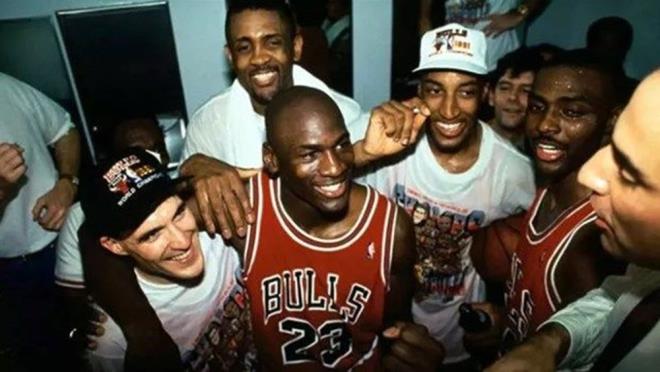 Basketbolun efsane ismi Michael Jordan ve takm Chicago Bulls&#8217;u anlatan belgesel The Last Dance, byk yank uyandrd. ESPN tarafndan hazrlanan belgesel dneme ait ortaya kmam grntlerle birlikte, ayn sreci Jordan ile birlikte yaam kiilerin rportajlaryla izleyicilere sunuldu.