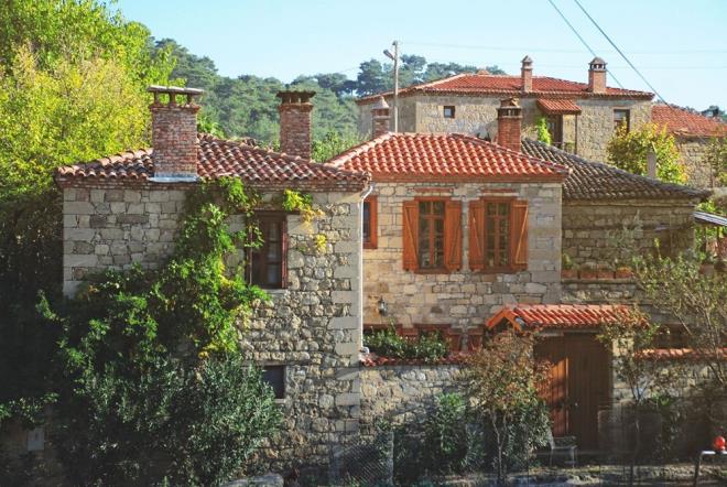 8- ADATEPE KY / ANAKKALE   <br>  Eski bir Rum ky olan Adatepe, Kaz Da&#8217;nn yan banda Ayvack&#8217;n Kkkuyu ilesinde yer alyor. Gnmze kadar doal ve tarihi ST alan olmas sebebiyle zenle korunarak gelmeyi baaran kyn tarihi evleri kadar doal gzellikleri de ilgi ekiyor. zellikle yaz ve bahar aylarnn nde gelen seyahat rotalarndan biri olan kyde, otantik konaklama seenekleri de bulunuyor.