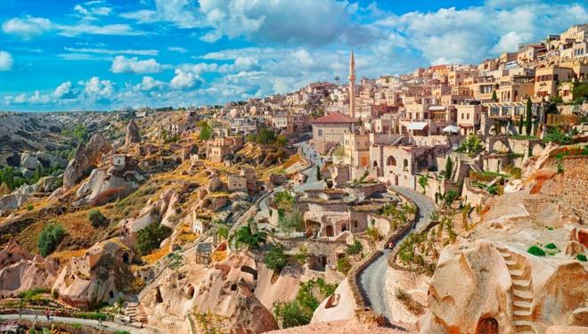 5- MUSTAFAPAA KY / NEVEHR<br>  rgp&#8217;e bal bir ky olan Mustafapaa Ky, bal olduu ile merkezine 5 km uzaklkta yer alyor.  Kapadokya&#8217;nn mehur mimarisinin korunduu ky, yakn bir tarihe kadar Trkler ve Rumlar&#8217;n birlikte yaad bir yerdi. Tabi hal byle olunca bugn kye adm attnzda Rum mimarisinin etkisini pek ok yapda grebiliyorsunuz. Ksacas kilise, apeller ve vadilerin baland yollaryla Kapadokya&#8217;da grlmesi gereken yerlerin banda geliyor Mustafapaa.