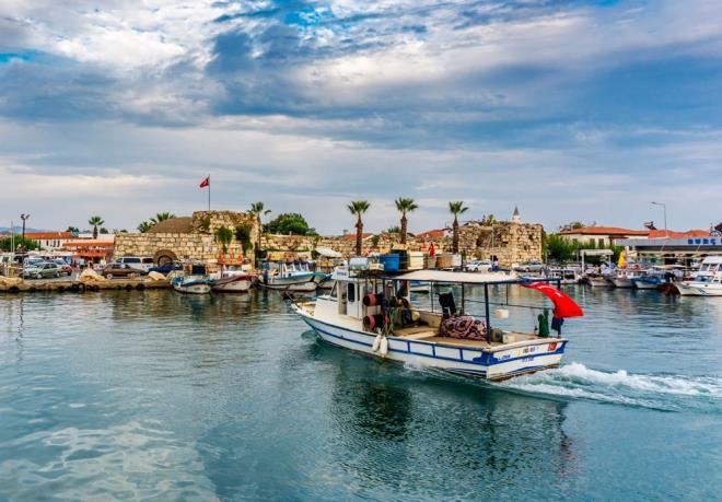 3- SIACIK / ZMR     <br>zmir-Seferihisar&#8217;a bal bir ky olan Sack, zellikle zmirliler iin adeta bir ka dura. Ahap panjurlu evleri, organik ve ev yapm rnlerin satld pazar, Teos Antik Kenti ve sahil boyunca sralanan balk restoranlar ile hayalleri ssleyen minik bir kasaba tipinde olan Sack&#8217;ta konaklama seenei de bir hayli fazla. Siz de ksa bir sreliine her eyden uzaklap kafa dinlemek istiyorsanz, soluu Sack&#8217;ta alabilirsiniz.