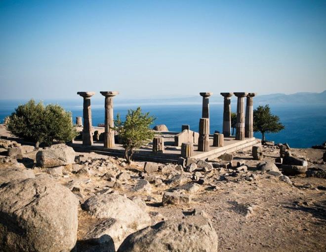 4- BEHRAMKALE / ANAKKALE <br>    Behramkale, anakkale&#8217;nin Ayvack ilesine bal bir ky ve antik kent ierisinde yer almas sebebiyle bir hayli ilgi ekiyor. Bilindii zere bugn 150 hanenin yaad bu Osmanl ky, mevsimlerden yaz olunca yzlerce ziyaretinin aknna uruyor. Kyn en bilinen zellii Antik a&#8217;da Aristoteles&#8217;in burada bir sre yaam olmas ve felsefe okulunun kurulmu olmas.  Ky Assos Antik Liman&#8217;n hemen tepesinde yer alyor ve muhteem bir manzaraya sahip.