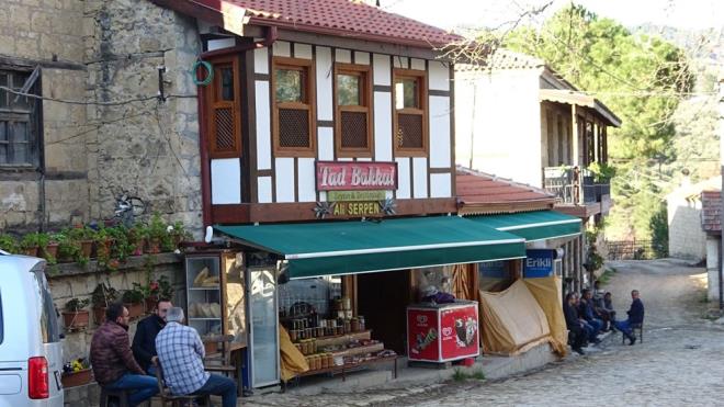 Uygulamaya geen yl baladklarn ifade eden muhtar azas Hseyin Serpen, &#8220;Son 8 yldr kyde dn, nian ve mezuniyet ekimi yaplyordu. Kylnn ve iletme sahiplerinin herhangi bir ikayeti ve yaptrm da yoktu. Son bir yldr halkn fotoraflardan rahatsz olmas ve iletmelerin ikayeti zerine fotoraflar kstlamak maksadyla dn, nian ve mezuniyet ekimlerini belli bir crete tabi tuttuk.