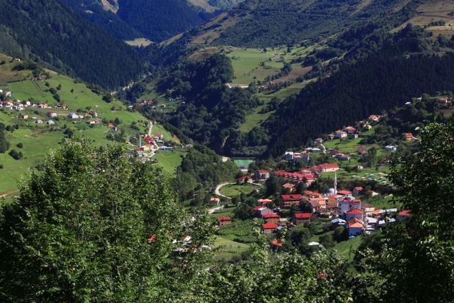 6- HAMSKY / TRABZON <br>    Trabzon&#8217;un Maka ilesi snrlar ierisinde yer alan Hamsiky, Karadeniz&#8217;de olmasnn avantajyla yemyeil bir doaya sahip. Trabzon ziyaretlerinde mutlaka yer verilen kyde ziyaretileri Zigana Da&#8217;nn eteklerinde huzur dolu bir kaamak bekliyor. Kyn ismi Hamsiky fakat en mehur lezzeti stla. Siz de yolunuz buraya derse Hamsiky stlacn denemeden tatilinizi bitirmeyin.