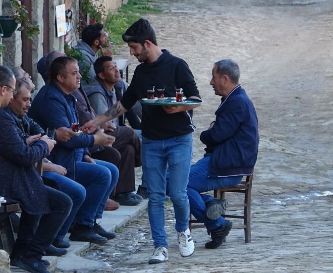 Biz kymze gelen amatr ve profesyonel fotoraf topluluklarndan para almyoruz. Ya da ziyaretiler kendi fotoraflarn ekebilirler, bunlardan herhangi bir para almamz sz konusu deil. Biz kyde ticar maksatla yaplan ekimleri kontrol altnda tutmak iin byle bir uygulamay balattk. Kyllerin izinsiz evlerine giriyorlar. Burada yaayan insanlar d kapsn kilitlemez, bunu bilen fotoraflar d kapy ap baheye girip ekim yapyor. nsanlar bu durumdan rahatsz.