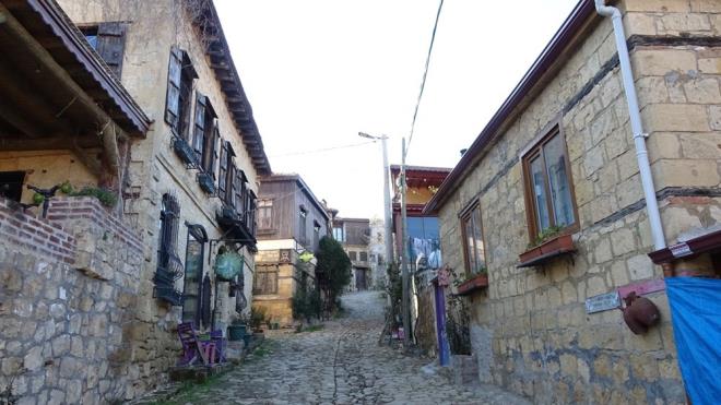 Fotoraflar ii rndan kartp kyde bulunan evlerin iine fotoraf ektirmek iin izinsiz girmeye balad. Turistler de rahatsz olmaya balaynca ky muhtarl kye dn, nian ve mezuniyet ekmek iin gelip bu iten para kazanan fotoraflardan para almaya balad. Bu ekilde kye fotoraflar daha az gelirken, ky halk rahat bir nefes ald.