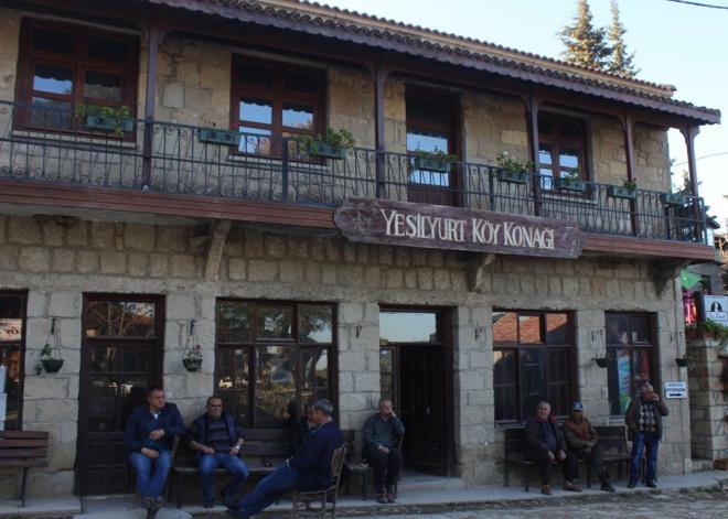 Burada mevzu para toplamak deil, fotoraf ekmek iin gelen saysn kontrol altnda tutmak. Burada d ekim iin gelenlerin yol kapatmalar, kyllerin evlerine fotoraf ekmek iin izinsiz girmeleri, iletmeler hizmet veriyorken hizmeti engelleyecek ekilde kullanmalar bu karar almamza sebep oldu.