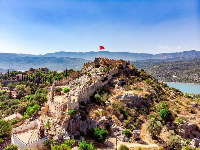 7- AIZ KY / ANTALYA   <br>  Antalya&#8217;nn Demre ilesine bal bir ky olan az, gnmzde Kaleky olarak adlandrlan ve antik Likya kenti olan Simena Antik Kenti&#8217;ne ev sahiplii yapyor. zellikle tekne turlarnn favori duraklarndan biri olan Kaleky&#8217;n ta merdivenler ile trmanabileceiniz kalesinin tepesinde sizi muhteem bir manzara bekliyor. az Ky tm bunlarn yan sra Theimussa Antik Kenti kalntlarna da sahip olup, doa ve tarih merakllarn arlyor.