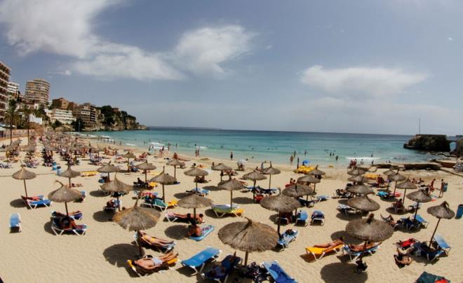 Fransa'da Covid-19 nedeniyle hayatn kaybedenlerin says son 24 saatte 83 artarak 27 bin 74'e ykseldi. Salk Bakanl'ndan yaplan yazl aklamaya gre, virs tespit edilen kii says son 24 saatte 507 artla 214 bin 169'a ulat.    Covid-19 nedeniyle 2 bin 428'i youn bakmda olmak zere 21 bin 71 kii hastanelerde tedavi gryor. Youn bakmda bulunanlarn says 35 gndr dyor. yileen kii says da 888 artarak 58 bin 673'e ulat.    Salgn nedeniyle hastane ve yal bakmevlerinde son 24 saatte 83 kii yaamn yitirdi, l says hastanelerde 17 bin 101'e, bakmevlerinde ise 9 bin 973'e ykseldi. Bylece toplam can kayb 27 bin 74'e kt. Son 24 saatteki verilere gre, Fransa'da l saysnda dne kyasla d oldu.