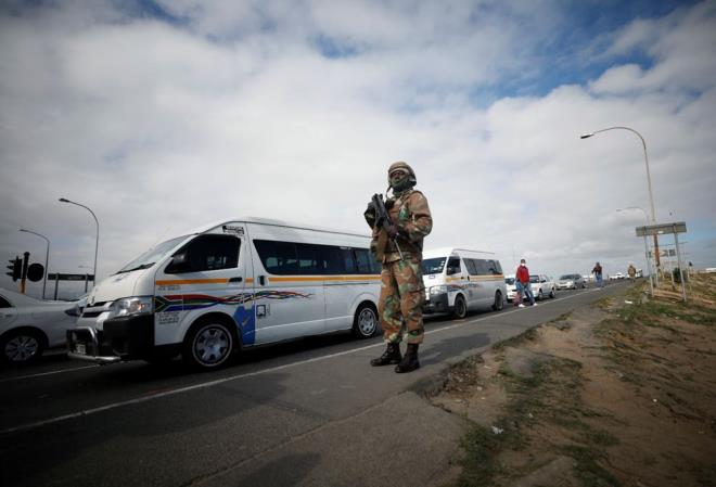 talya'da Covid-19'dan hayatn kaybedenlerin says son 24 saatte 195 artarak 31 bin 106'ya ykseldi. lkede Covid-19 salgnna ilikin son bilgiler, Sivil Savunma kurumundan yaplan yazl aklamayla duyuruldu.    Aktif corona virs vaka says 2 bin 809 dle 78 bin 457&#8217;ye geriledi. Bugne kadar Covid-19 bulaanlarn says ise 222 bin 104 oldu.    yileenlerin says bugn 3 bin 502 artarak 112 bin 541'e kt. Covid-19'dan hayatn kaybedenlerin says, son 24 saatte 195 artarak toplamda 31 bin 106 oldu.    Youn bakmda tedavi grenlerin saysndaki d bugn de srd. Dn 952 olan say 893'e geriledi. lke genelinde bugne kadar 2 milyon 735 bin 628 test yapld. Salgndan en ok etkilenen blge olan Lombardiya'da ise son 24 saatte 69 kii yaamn yitirdi.