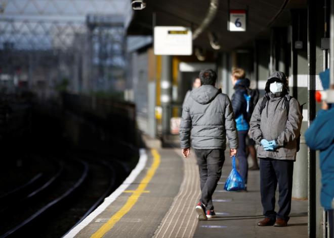 'Wordometers'' internet sitesinde yer alan bilgilere gre, dnya genelinde 4 milyon 408  bin 609 vaka bulunurken hayatn kaybedenlerin says da 296 bin 814 oldu.    yileen toplam vaka says ise 1 milyon 646 bin 733 olarak belirtiliyor.