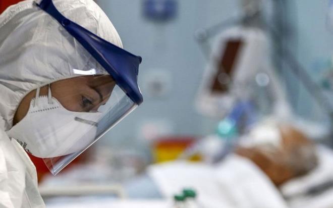 Adyaman'da sokaa maskesiz kmak yasak  <br>  Vatandalarn rehavet kaplmas nedeniyle Anadolu'daki birok ilde ek nlemler alnd. Adyaman'da yarndan itibaren sokaa maskesiz kmak yasakland. Valilikten yaplan aklamada, dnyay etkisi altna alan Kovid-19 salgnnn toplum sal asndan oluturduu riski ynetebilmek adna sosyal mesafe ve kiisel hijyen kurallarna uyulmasnn hayati nem tad hatrlatld.