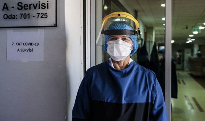 Batman'da korkutan art     <br>Vaka saysnn artt illerin banda Batman geliyor. 3 Nisan'da 9 olarak aklanan vaka says byk bir artla bu hafta 450'ye kadar ykseldi. Batman Valisi Hulusi ahin, kentte artan koronavirs vakalarna dikkati ekerek, radikal kararlar almak zorunda olduklarn ve Ramazan Bayram'nda sokaa kma yasa uygulanmas iin hkmete neride bulunabileceklerini syledi.