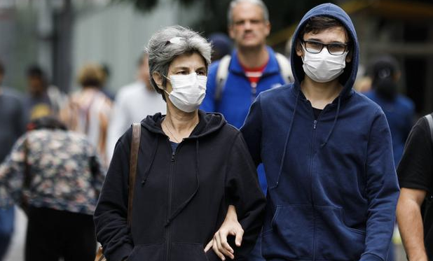 Kars son 10 gnde sald<br>    Kars'ta son gncel rakamlar aklanmad ama bizzat Kars Valisi Trker ksz vatandalar, "Maalesef sokaklarmzn dolu olduunu ve vatandalarmzn sosyal mesafe kuralna riayet etmediklerini gryoruz. Son 10 gnde vaka saylarmzda art olduunu zellikle belirtmek istiyorum." szleriyle uyard.