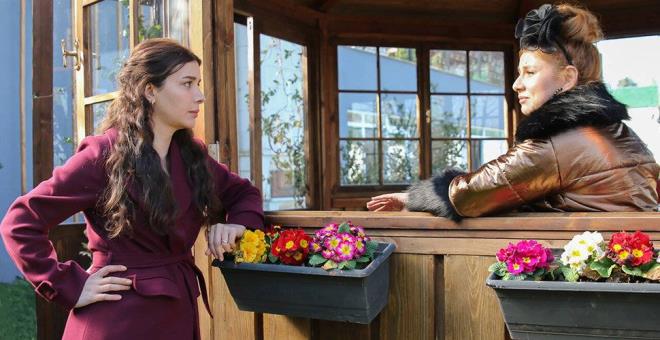 "Koronavirs nedeniyle ekibimizin ve ailelerinin saln gzeterek ekimlerine ara verdiimiz "Hizmetiler" dizimiz iin mcbir sebepler yznden final karar aldmz zlerek belirtmek isteriz.