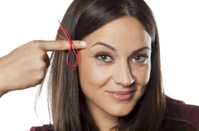 New Jersey'deki Montclair niversitesi'nden Ruth Propper'a gre bu aratrma, baz basit vcut hareketlerinin beynin ileyiini geici olarak deitirip hafzay gelitirebileceini gsterdi.Dr. Propper, "Bir ey renmeden hemen nce sa yumruun, hatrlamaya alrken de sol yumruun sklmas hafzay gelitiriyor" dedi.