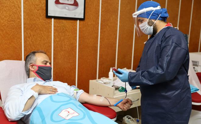 Bursa B�y�k�ehir Belediye Ba�kan� Alinur Akta� da partililer ve vatanda�larla birlikte iftardan sonra kan ba����nda bulunmak i�in K�z�lay’a geldi. Burada T�rk K�z�lay Bursa �ube Ba�kan� Davut G�rkan ve  G�ney Marmara B�lge Kan Merkezi M�d�r� Dr. Nihat �ak�r taraf�ndan kar��lanan Ba�kan Akta�, kan vererek ba��� kampanyas�na destek oldu. K�z�lay'�n d�zenli olarak devam ettirdi�i kan ba���� kampanyas�na destek olmak istediklerini belirten Ba�kan Akta�, “Ben bu vesileyle t�m halk�m�za �a�r�da bulunuyorum. Verece�imiz kanla, birine can olabiliriz, birinin hayat�n� kurtarabiliriz bu �ok anlaml� ve de�erli bir �ey. K�z�lay bu misyonu y�llard�r �ok g�zel bir �ekilde yerine getiriyor. �zellikle korona vir�s� salg�n�ndan dolay� da son zamanlarda kan stoklar�yla alakal� s�k�nt� oldu�unu biliyoruz. Bu manada sa�l��� elveren her bir vatanda��m�za bu vesileyle ba��� yapmalar� konusunda �a�r�da bulunmak istiyorum. D�nyam�z zor bir s�re�ten ge�iyor. Hamdolsun �lkemiz bu s�reci kazas�z, belas�z atlatmak i�in b�y�k bir gayret i�erisinde. �yi gidiyoruz ama kural ve kaidelere uyumak, m�mk�n oldu�u kadar evde kalmak, maske kullanmak sosyal mesafelere dikkat etmek olmazsa olmaz �nemli konular. Di�er taraftan hayat devam ediyor ve kan ihtiya�lar�n�n mutlak kar��lanmas� gerekiyor. Bu vesileyle t�m vatanda�lar�m�z� kan ba����nda bulunmaya davet ediyorum” diye konu�tu.