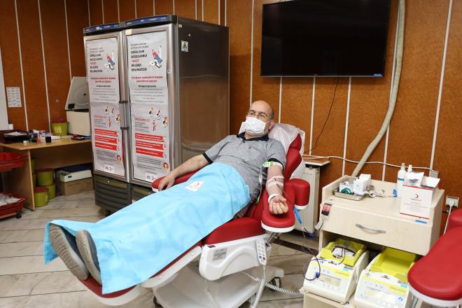 Kan stoklar�n�n azalmas�yla birlikte K�z�lay’�n ba��� �a�r�lar�na kulak veren Bursa B�y�k�ehir Belediyesi’nin organizasyonuyla iftar sonras� vatanda�lar kan vermek i�in K�z�lay’a ko�tu. B�y�k�ehir Belediye Ba�kan� Alinur Akta� da kan vererek, sa�l�kl� t�m vatanda�lar� kan ba����na davet etti.